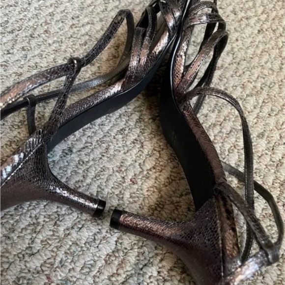 Size 8 heels - Picture 3 of 4